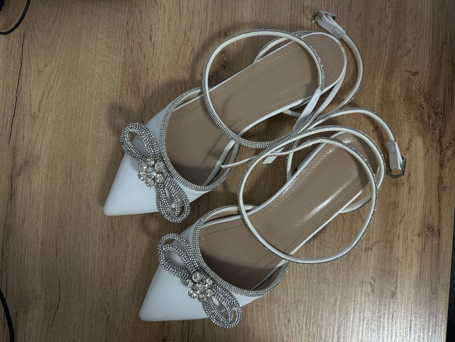 Туфлі-балетки з гострим носочком та бантиком