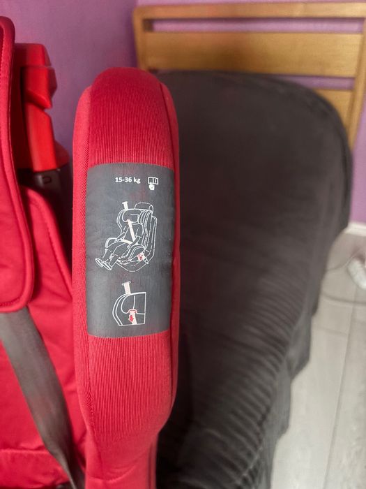 Дитяче автокрісло 9-36 кг в гарному стані