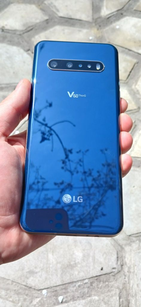 Продаю практически новый LG V60