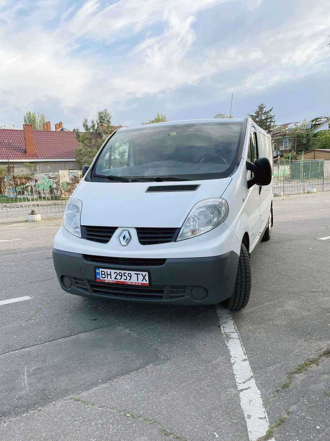 Renault Trafic 2,0 дизель 6-ступка 2013 год