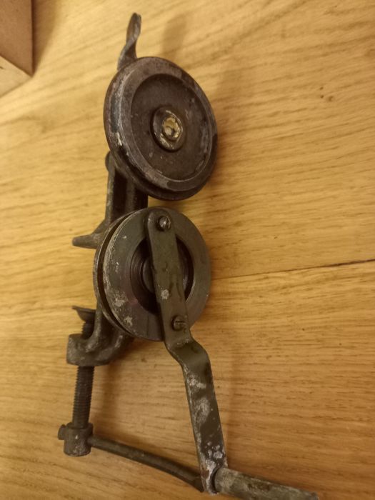 Закаточная машинка и выравнивание крышек для консервации