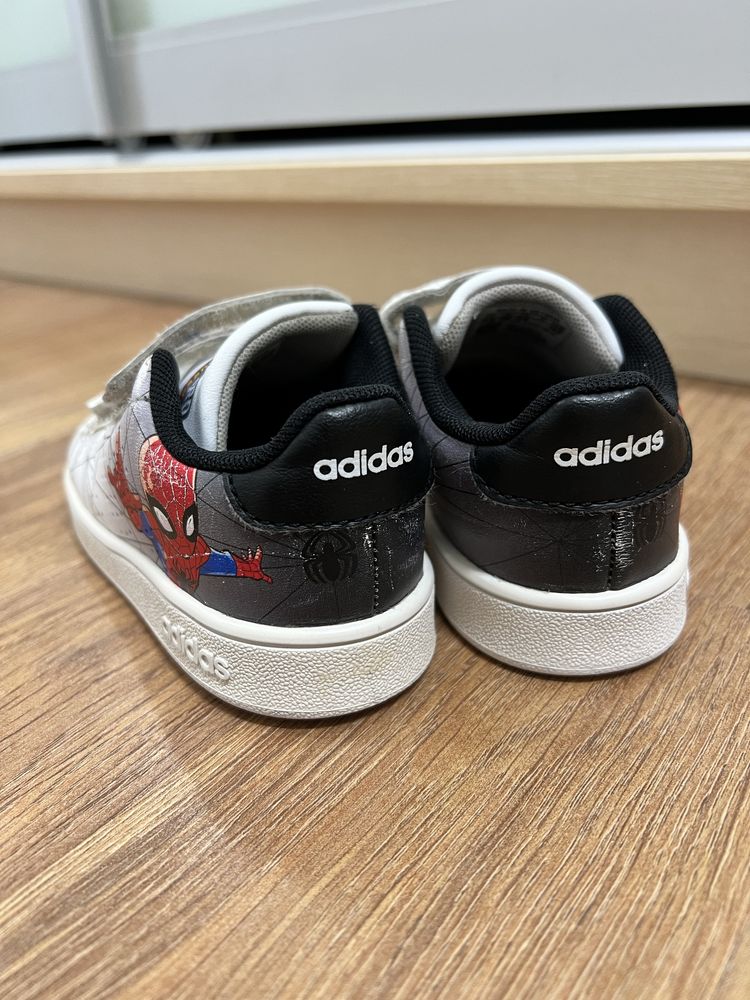 Adidas Marvel кросівки на липучках 25 7.5 US