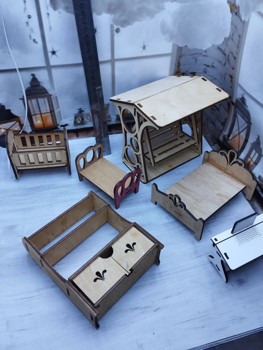 Набор деревянной мебели.