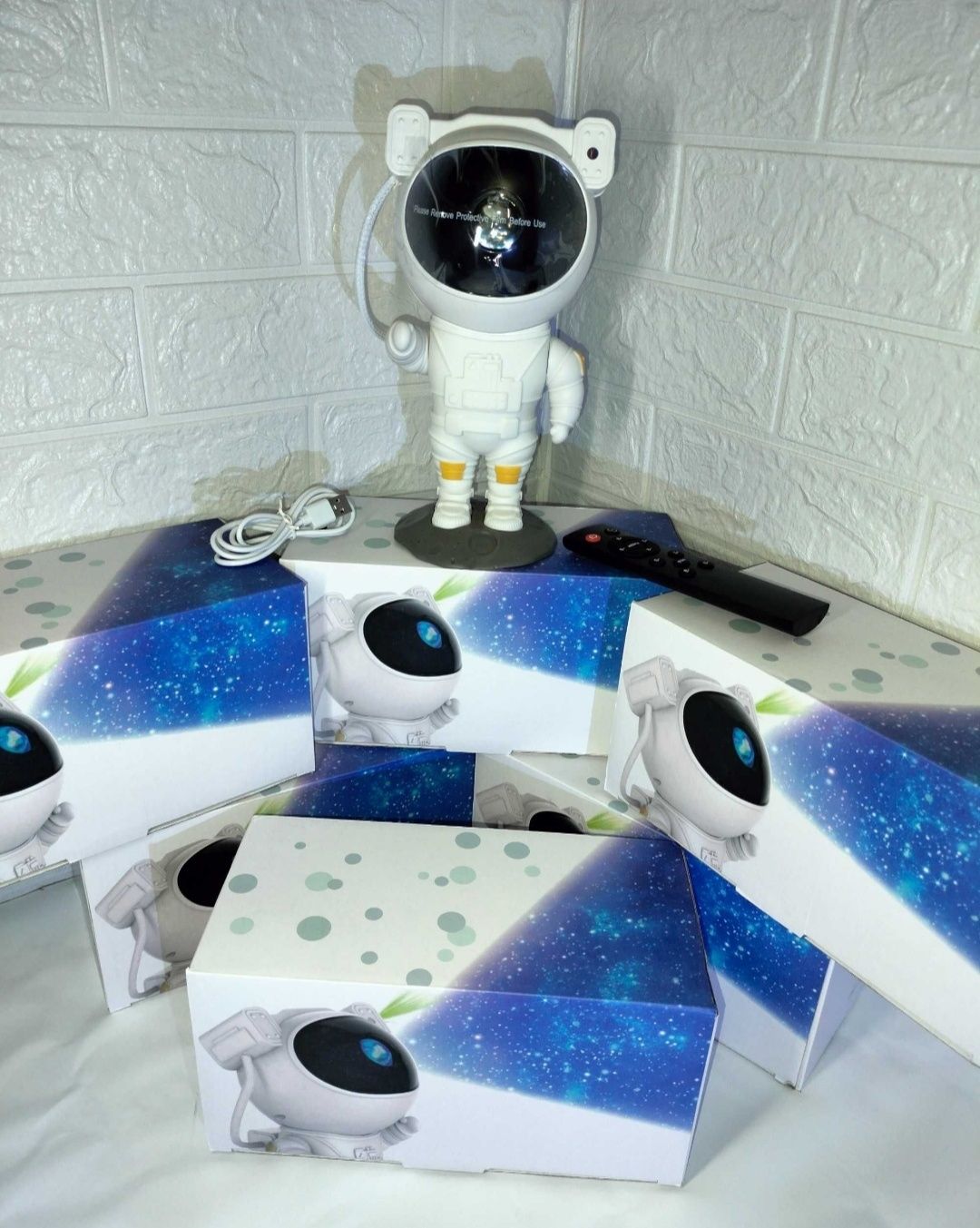 Великий Космонавт Астронавт лазерний нічник зоряного неба ночник робот