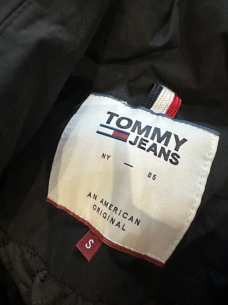 Продам пуховик зимову куртку Tommy Jeans