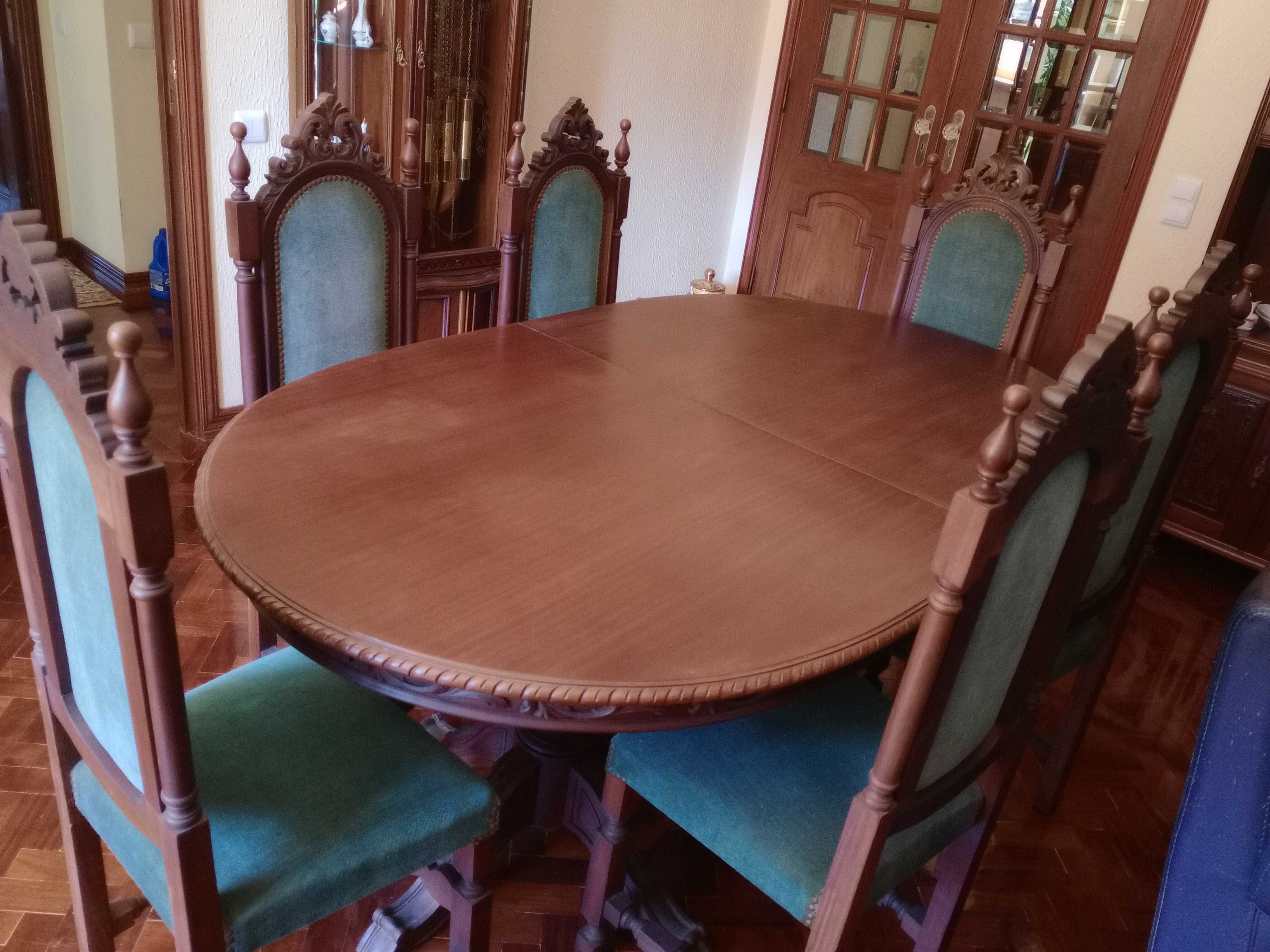 Mesa com 8 cadeiras
