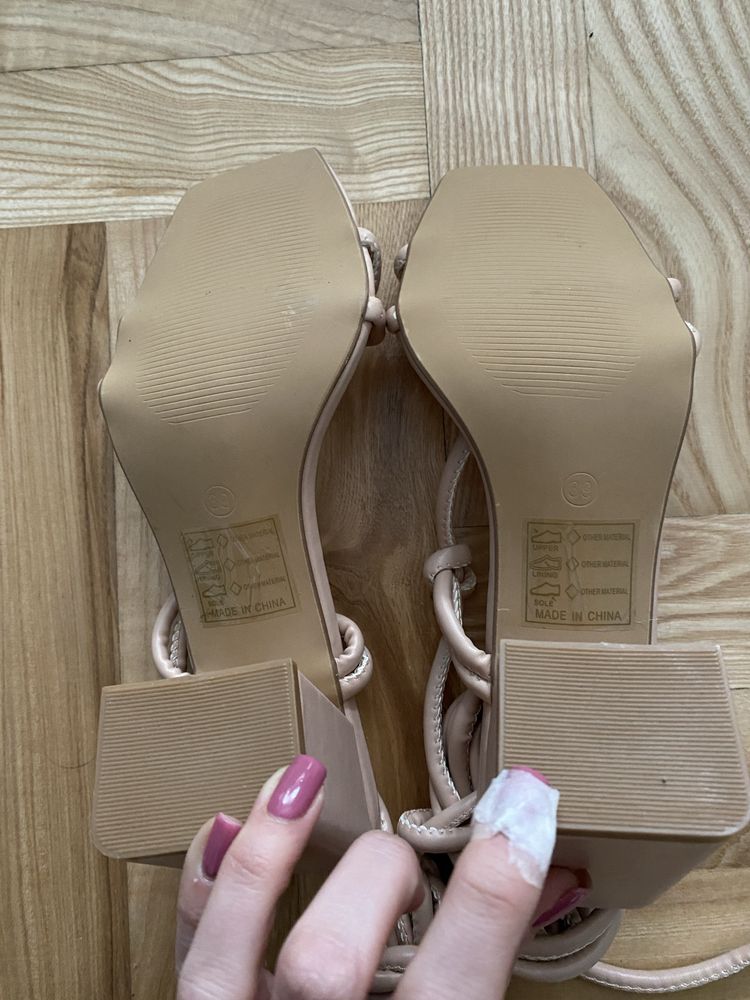 Nowe, wiązane sandaly na obcasie Boohoo