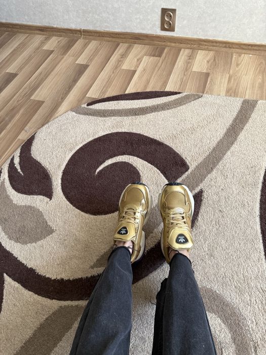 Кросівки adidas золотого кольору