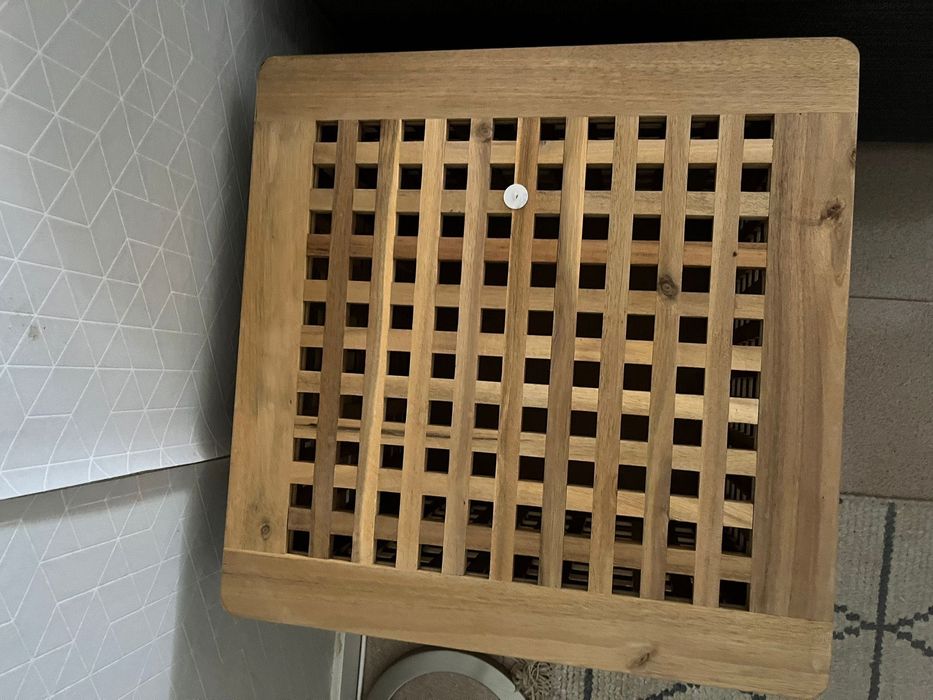 Mesa de apoio com arrumação e candeeiro