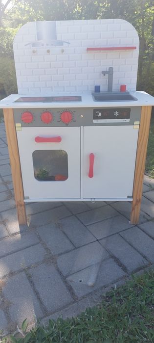 Drewniana kuchnia dla dzieci