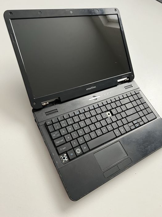 Laptop Emachines E525 na części.