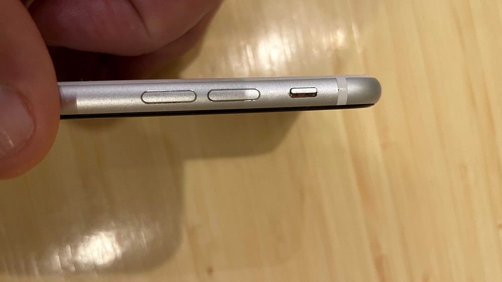 iPhone SE 2020 biały 64 Gb - stan ideał lecz bateria do wymiany