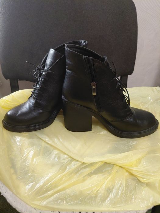 Чорні шкіряні черевики, 38 розмір