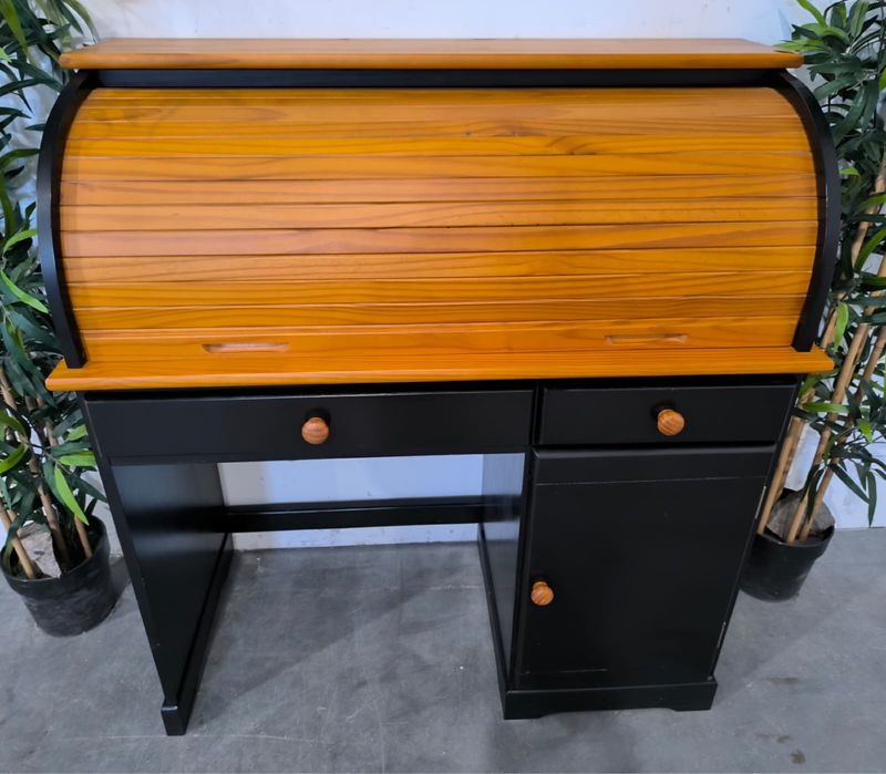 Bardzo ładny drewniany sekretarzyk. Dowóz