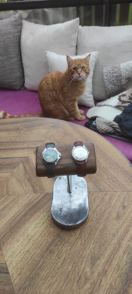Stojak na zegarki orzech włoski LOFT