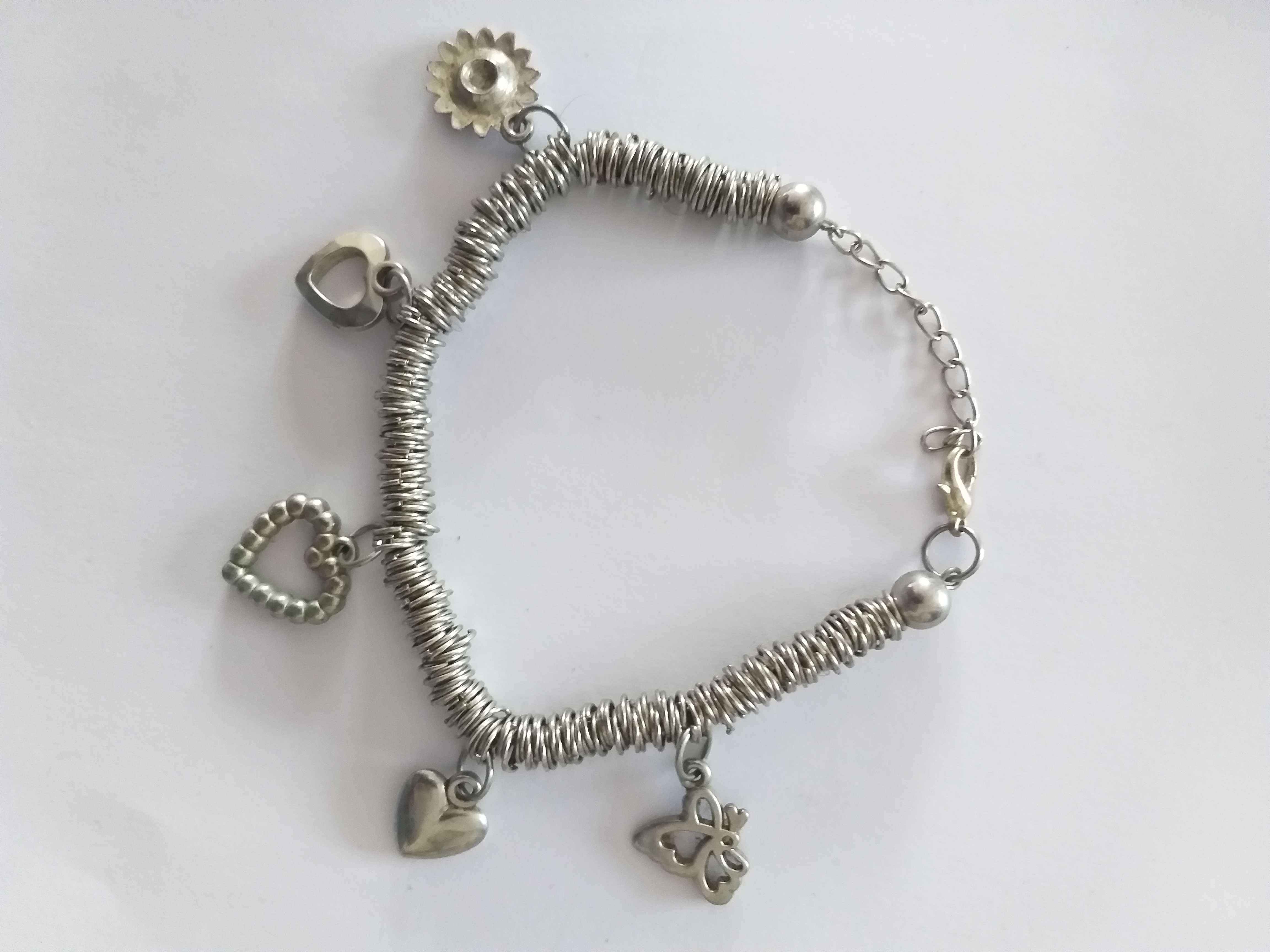 Pulseira metálica ajustável com vários pendentes