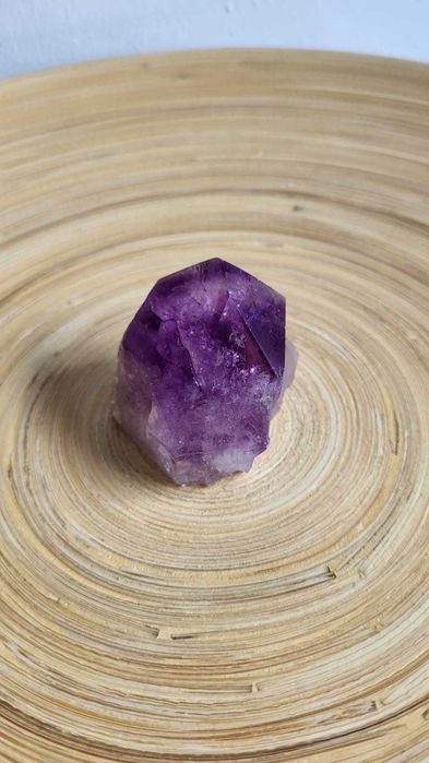 Ponta grande de Ametista Violeta cerca de 90gr
