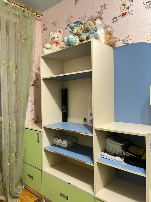 Комплект меблів  дит. кімнати, двоярусне ліжко, стіл, шафа. Терміново