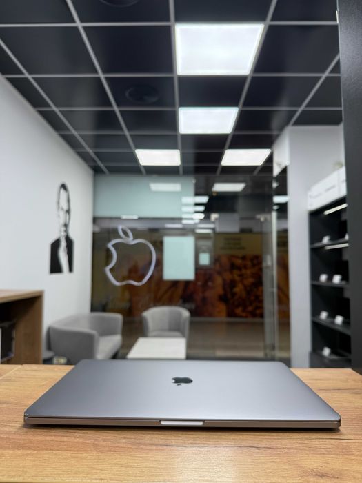 MacBook Pro 16 2019 { i7 | 16gb | 512 SSD | AMD 5300-4gb } 30419SV