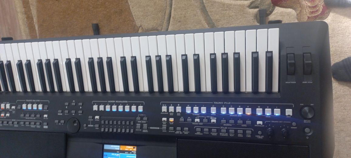 Синтезатор YAMAHA PSR-SX600.