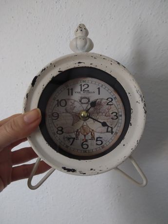 Relógio vintage em creme funciona com uma pilha de 1,5