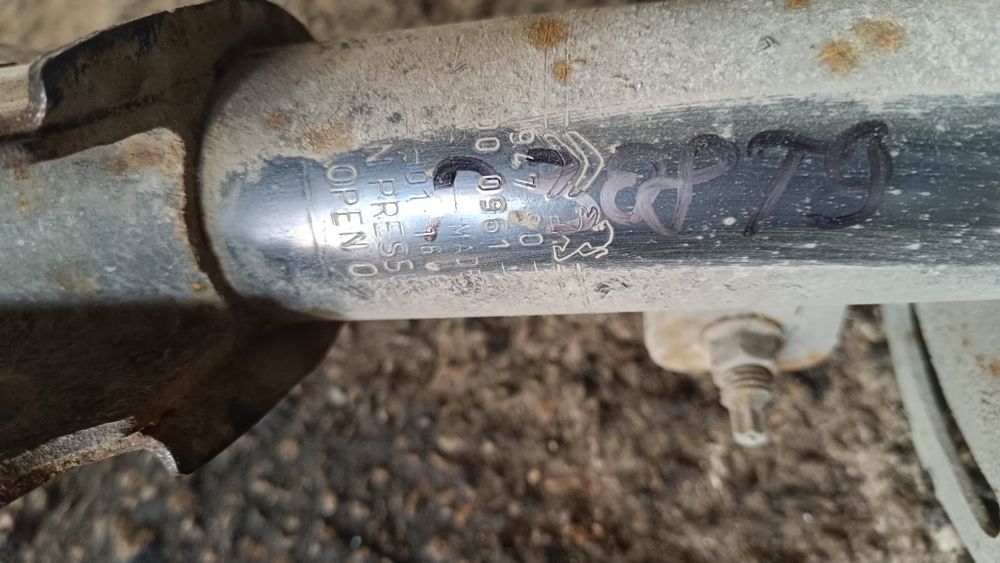 Стойкі передні амортизатори взборі Пежо 308 т9 2016р