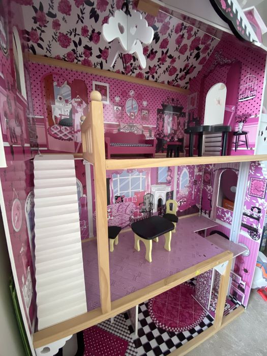 Domek dla lalek Kidkraft Amelia, led, winda, 3 poziomy, meble