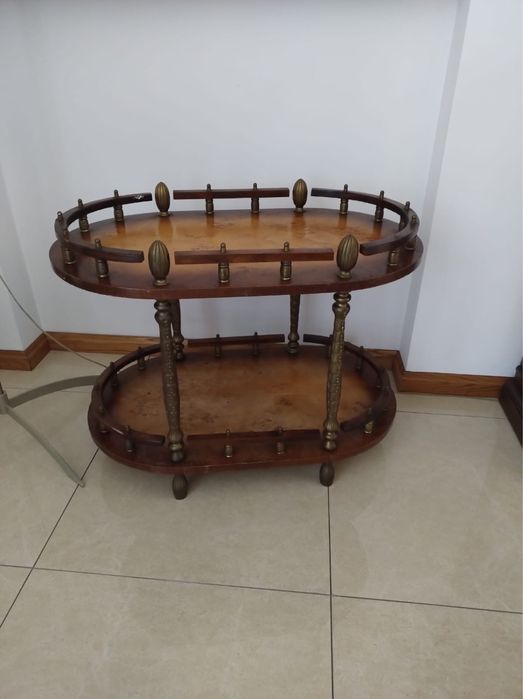 elegancki stylizowany barek na kółkach