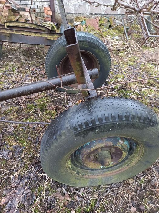 Wóz do ciągnika z drewnianą skrzynią