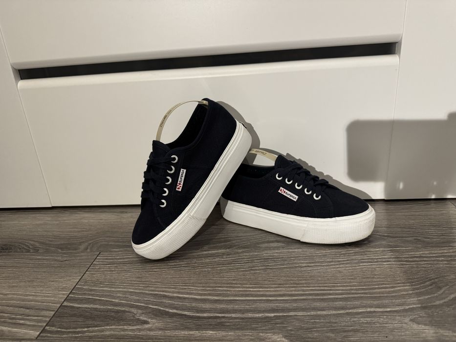 Granatowe trampki Superga na platformie 36