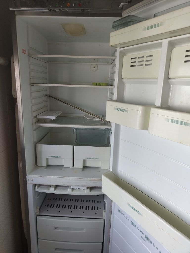 Frigorífico Congelador ARISTON Cinzento Avariado Borrachas