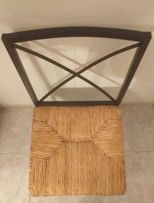 Cadeiras em ferro e palhinha