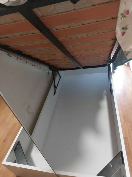 Cama de solteiro com arrumação elevatória tipo baú sommier