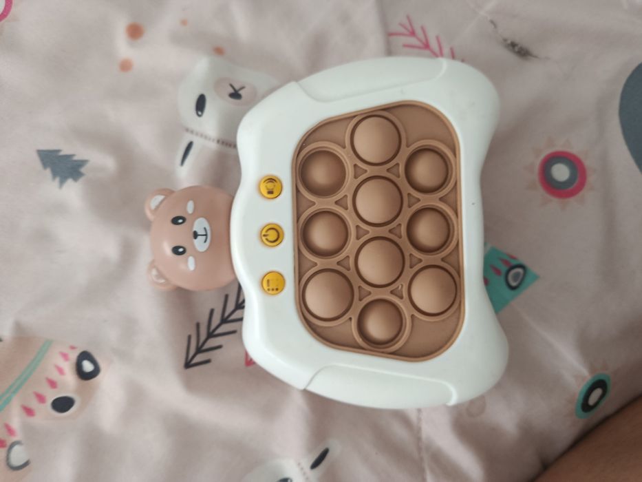 Já vem com pilha dentro do brinquedo funciona muito bem
