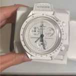 Omega x Swatch Snoopy: Limitowany SO33W700 Moonphase