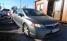 Honda Civic 2006r, 1.8 Benzyna, Delikatnie uszkodzony przód i tył. Jeździ.