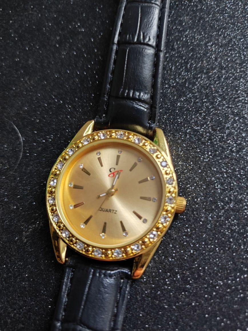 Zegarek z czarnym paskiem i cyrkoniami Quartz