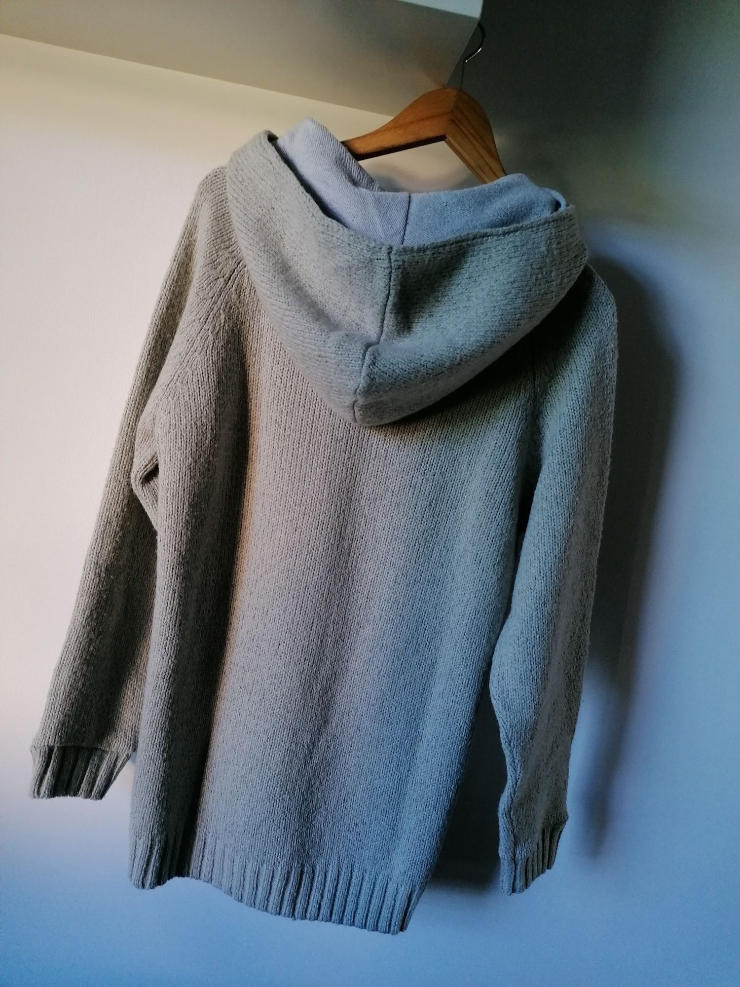 Sweter z kapturem