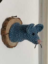 “Troféu” cabeça de rato em crochet