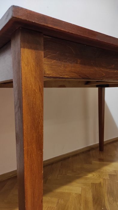 Лакований стіл в гарному стані