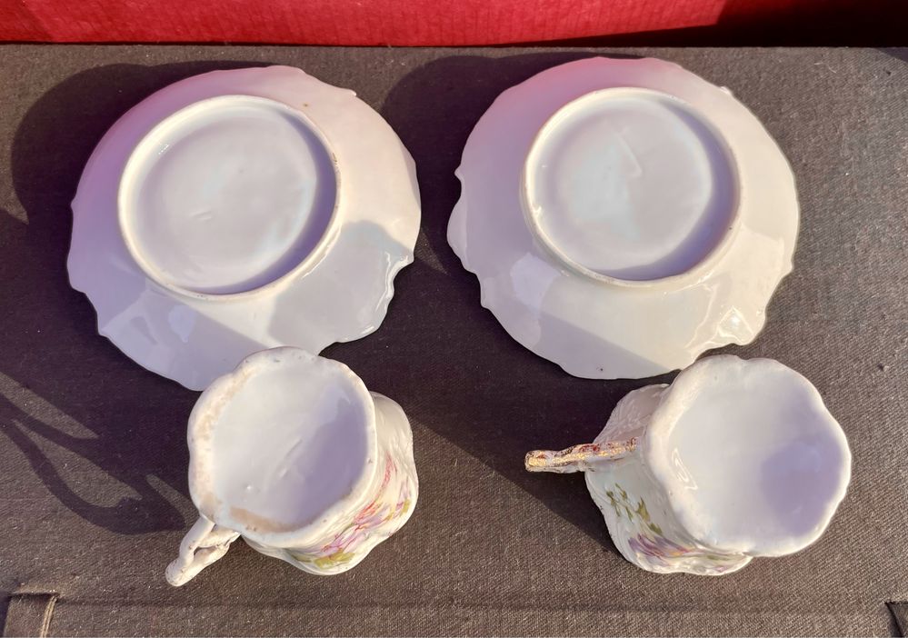 Antigo raro Par de Chávenas com pires em porcelana europeia