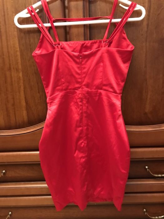 Платье красное на бретельках xs