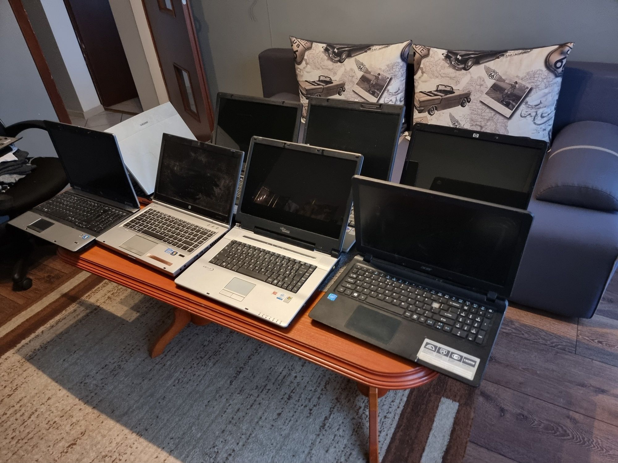 Sprzedam osiem laptopów
