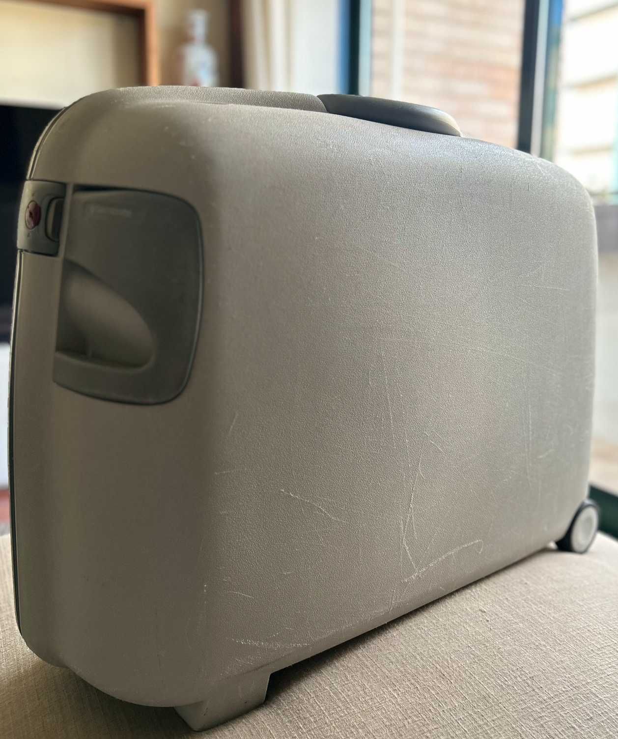 Mala Samsonite usada 38L, rodinhas, chave e porta-fatos. Impecável.