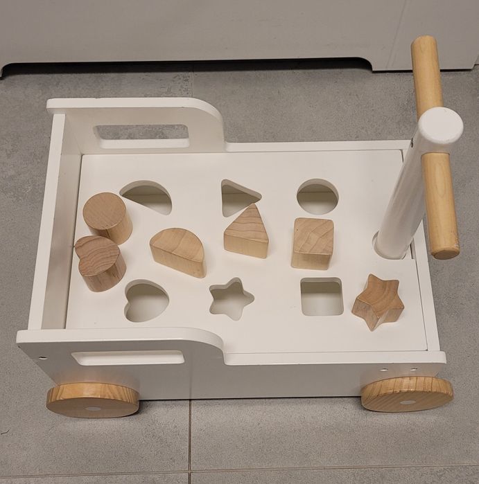 Drewniany jeździk/sorter biały