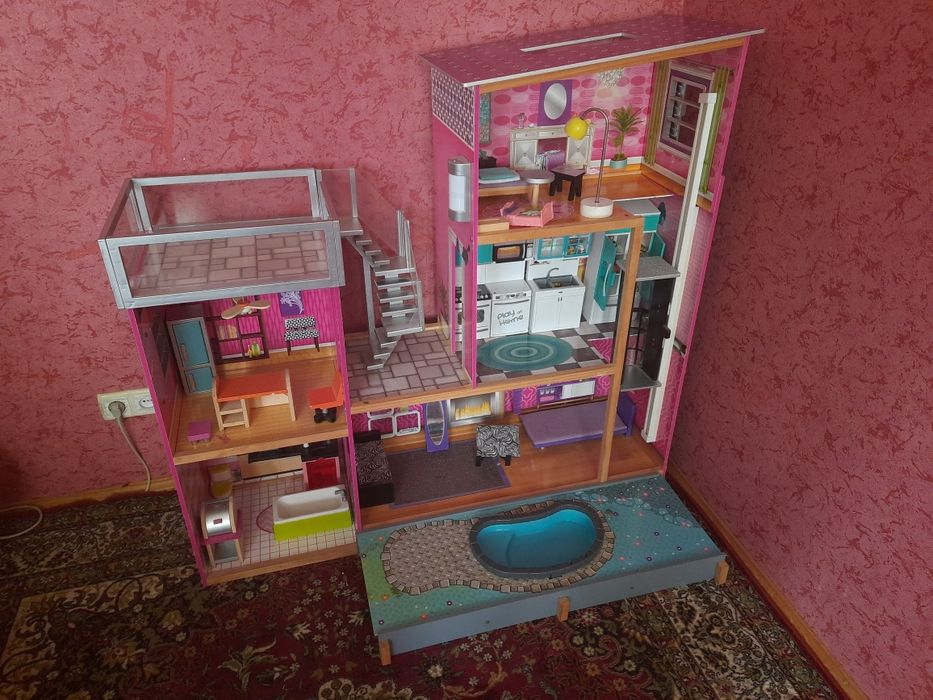 Дом для кукол Kidkraft с мебелью и бассейном 120 х 120 см.