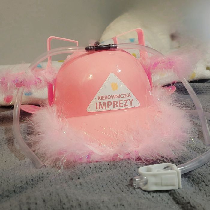 Kask na piwo KIEROWNICZKA IMPREZY różowy z futerkiem