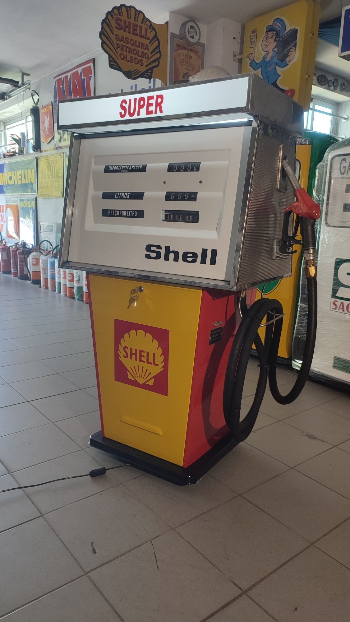 Bomba de gasolina bar Shell