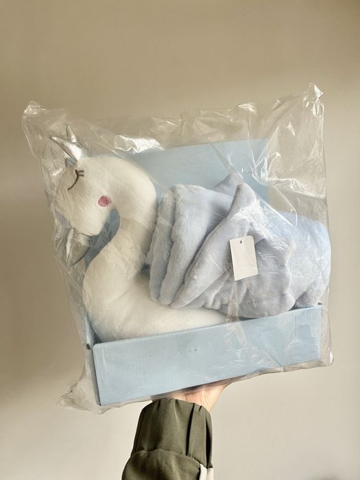 Łabędź kocyk błękit prezent dziecko narodziny chrzest roczek chłopiec