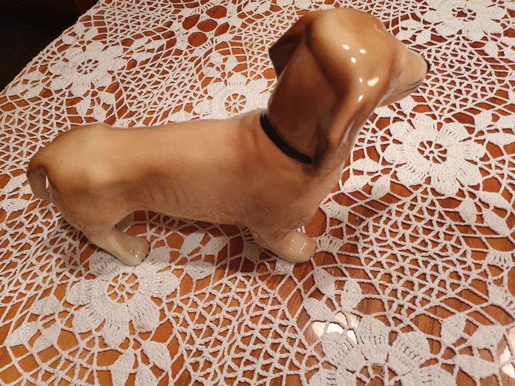 porcelana, figurka psa jamnik sygnowana Chodzież